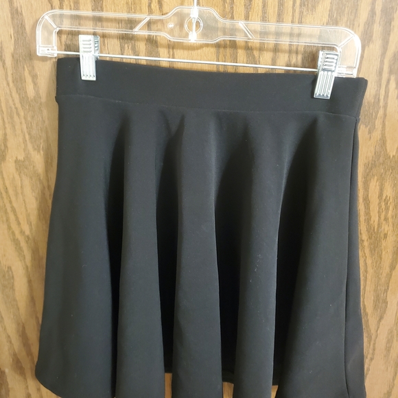 Elegant Black Skater Skirt - Picture 2 of 3